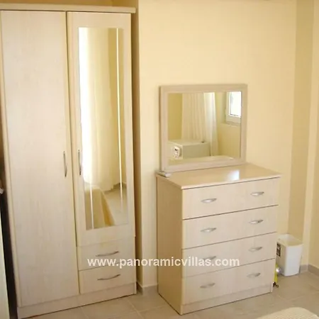 Sleeps 6 Pool Air Con Wifi *